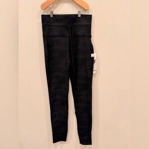 Vuori High Rise Leggings Black Camo Performance Activewear Size XS/S